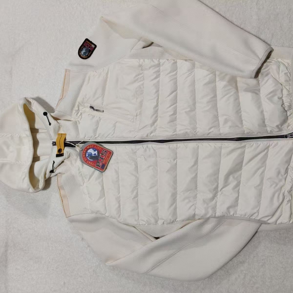 米白色拼接羽绒