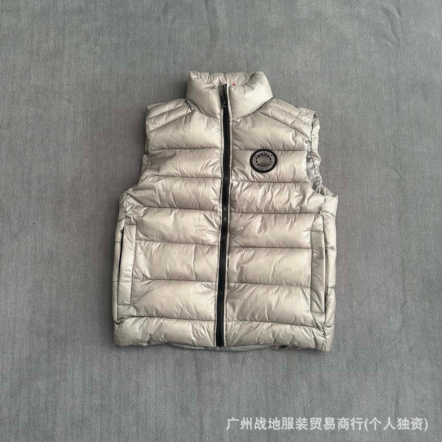 银灰色黑标马甲