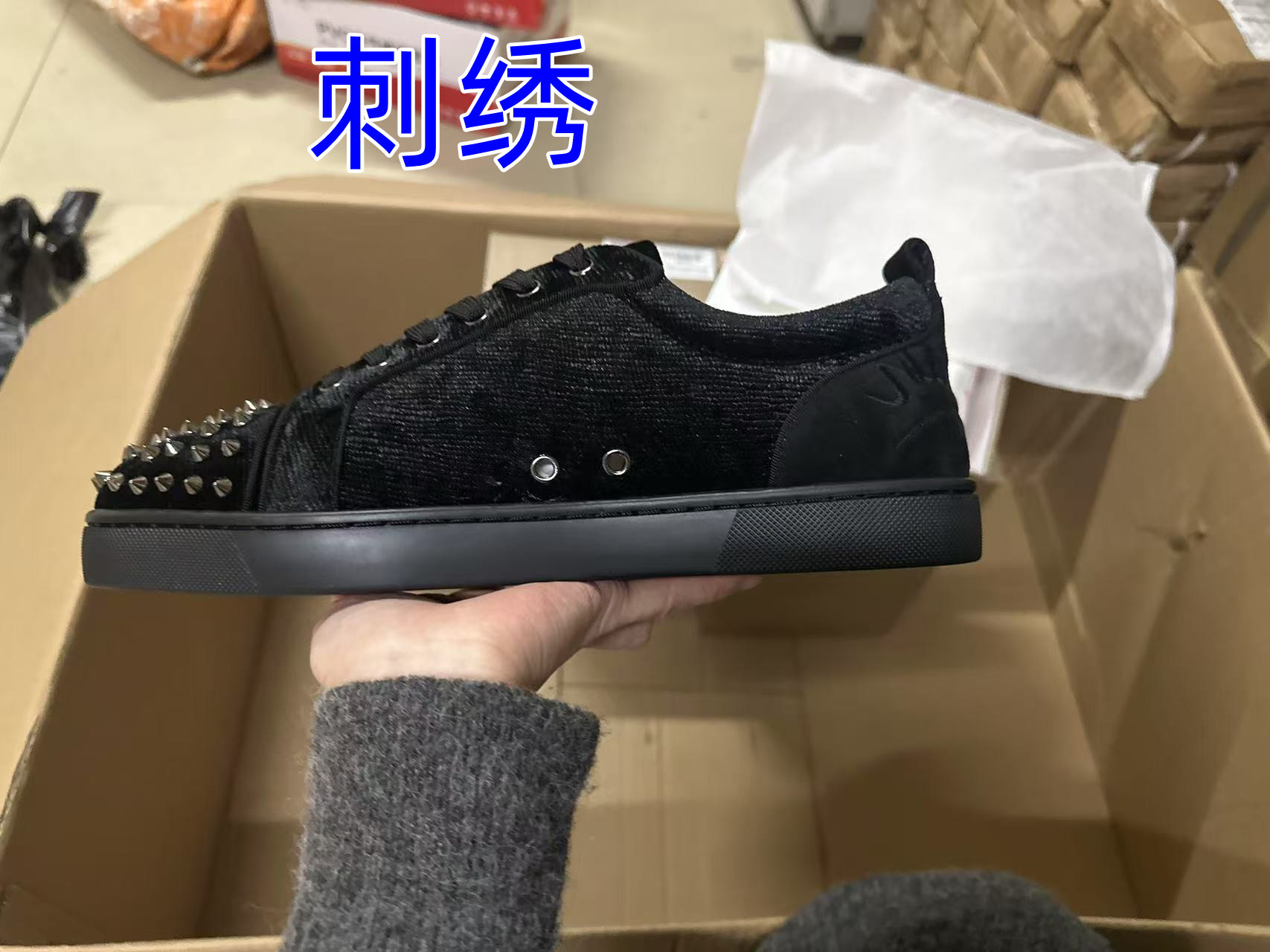 欧美外贸CL红底低帮铆钉水钻平底单鞋跨境专供红底鞋情侣款 9