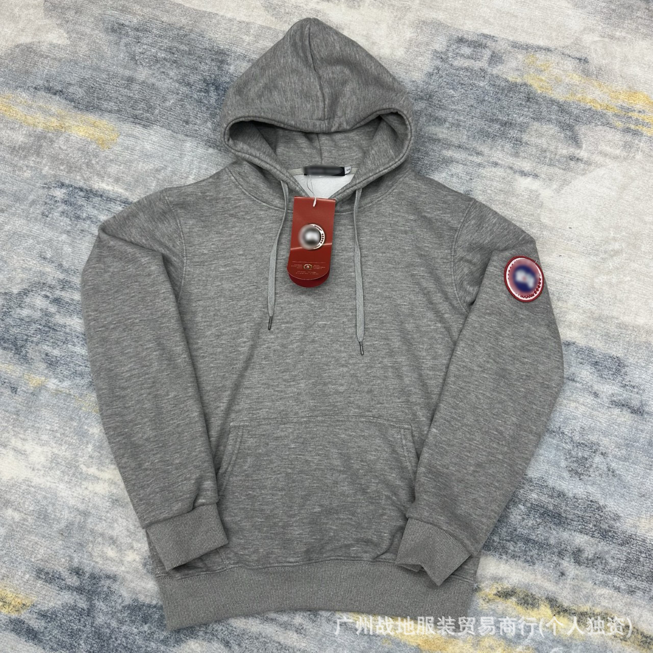 灰色连帽卫衣