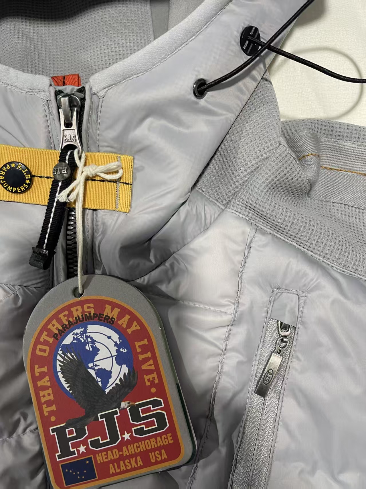 银灰色拼接羽绒